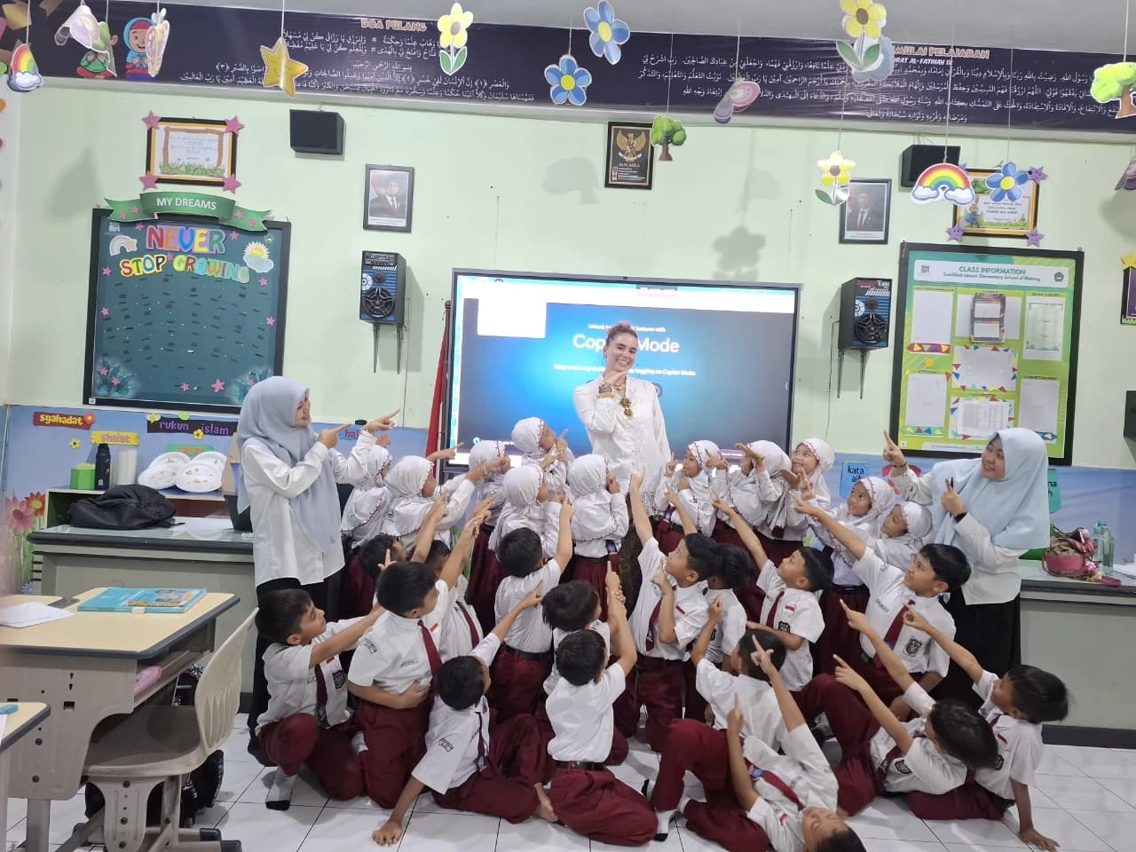 Berita: Excited Berbahasa Inggris! SD Islam Sabilillah Malang 1 Kedatangan Volunteer Prancis