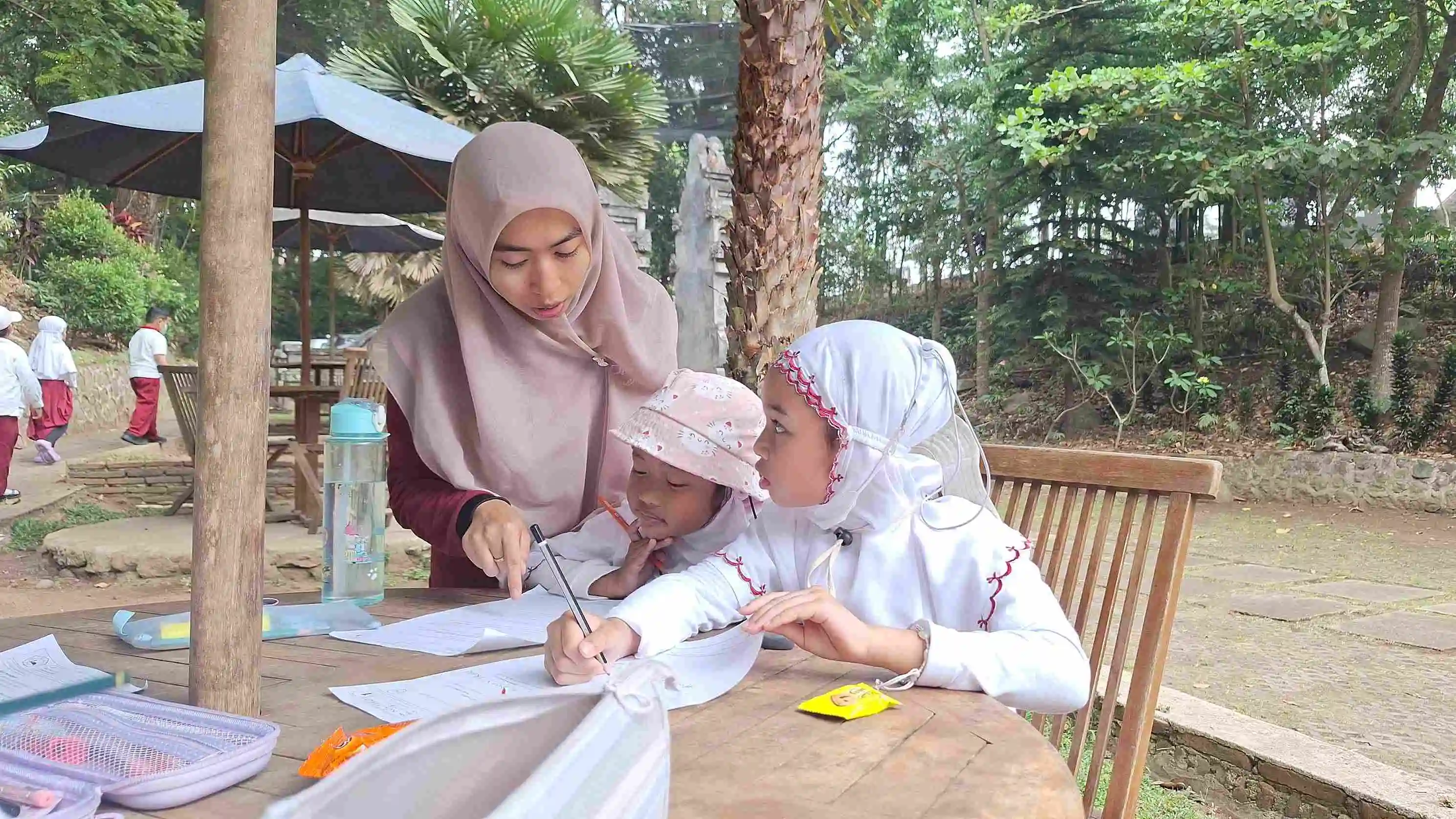 Mengenal Alam Lewat Indra Pendengaran, Siswa Kelas 1 SD Islam Sabilillah Malang 2 Gelar Outing Class di Pentungan Sari