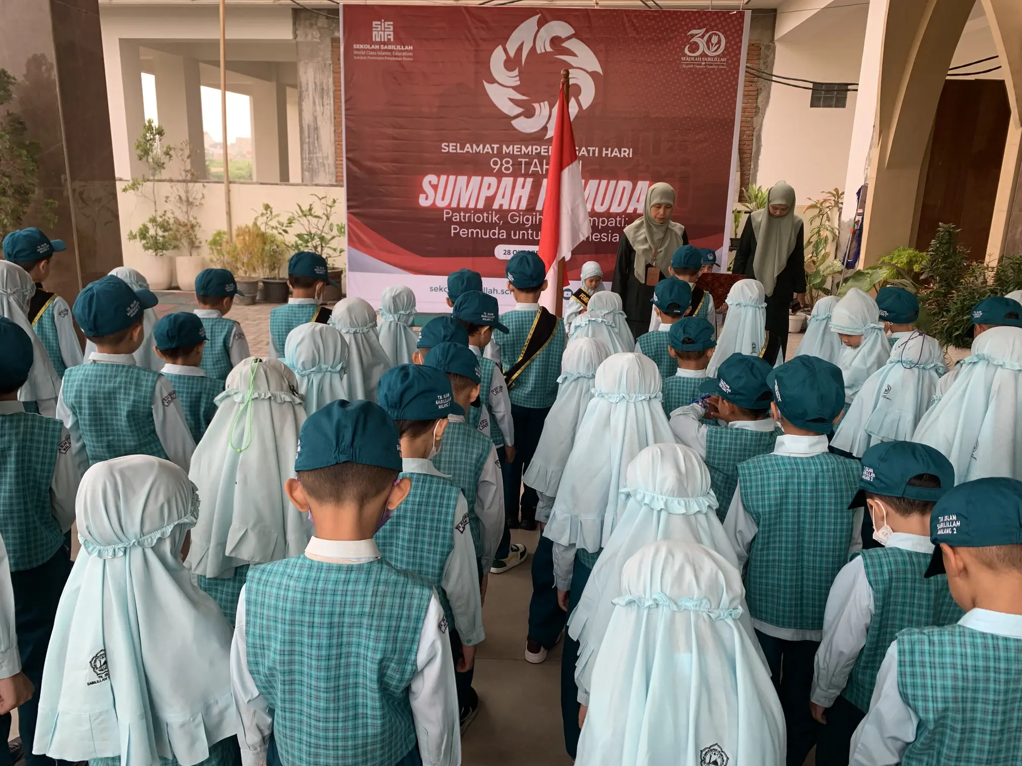 Upacara Bendera Sumpah Pemuda di TK Islam Sabilillah Malang 2: Patriotik, Gigih, Berempati, Pemuda untuk Indonesia