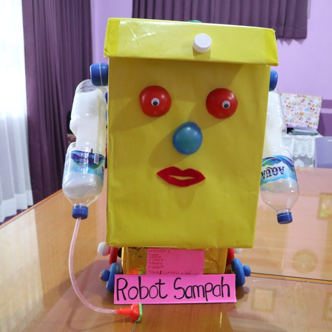 Robot Pembersih Lingkungan